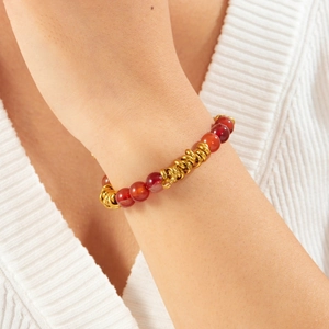 Bracelet chinois moderne avec perles en agate rouge et chaîne à anneaux dorés