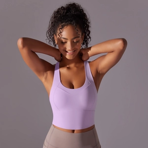 Gros plan d'un soutien-gorge de yoga lavande avec dos nageur et tissu élastique