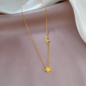Détail du collier lucky doré avec pendentif étoile sur fond élégant en soie