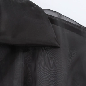 Robe noire élégante à col en V avec manches en patchwork d'organza et coupe moulante