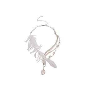 Collier asymétrique argenté avec plumes blanches et cristaux brillants sur fond blanc