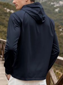 Vista posteriore di una giacca blu navy con cappuccio da uomo e polsini elastici