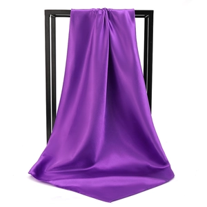 Eleganter violetter Satin-Seidenschal in quadratischer Form mit glänzendem Finish