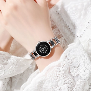 Primo piano dell'elegante orologio da donna con quadrante nero e cinturino in metallo