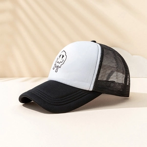 Dettaglio di un cappello trucker bianco e nero con smiley che si scioglie e occhi a cuore