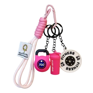 Süßes rosa Fitness-Schlüsselanhänger-Set mit Mini-Kettlebell Hantel und Shaker-Flasche