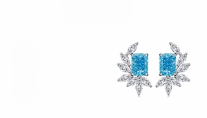 Dettaglio di orecchini a perno in argento S925 con acquamarina 2ct e taglio radiant