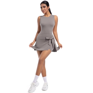 Dettaglio dell'abito da tennis smanicato grigio scuro con gonna a portafoglio e laccio laterale
