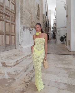 Details der Spitze und Blumencollier am transparenten neon-gelben Spaghettikleid