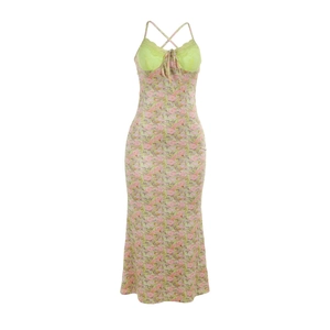 Détail de robe fleurie avec bordure en dentelle verte et lacets croisés au dos