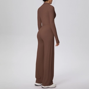 Détail d'un ensemble de yoga pour femme avec veste zippée marron et pantalon large
