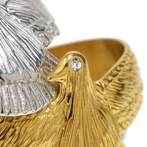 Détail du bracelet aigle plaqué or 18 carats avec plumes argentées et œil en cristal
