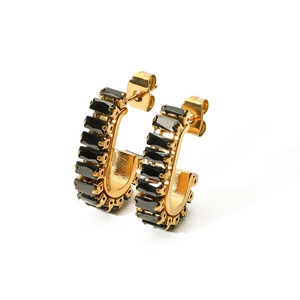 Detail of 18K gold stainless steel U-shaped earrings with black rectangular crystals