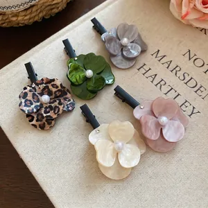 Ensemble de pinces à cheveux fleurs en résine et perles en cinq couleurs