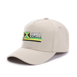 Detail der JAMAICA Stickerei und Flagge auf einer beigen Twill-Baumwoll-Baseballkappe