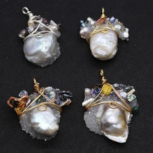 Détail macro de perles baroques avec fil métallique fait main et pierres fines