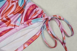 Detail der floralen Print-Stoff mit verstellbarem Kordelzug und geschlitztem Saum
