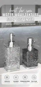 Detail von quadratischen Seifenspendern mit Wellentextur und silbernen Pumpen im Bad