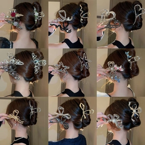 Collection de pinces à cheveux métalliques avec motifs cœurs et nœuds en vue de grille