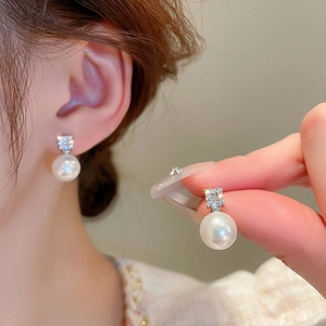 Boucles d'oreilles perles blanches avec zircon scintillant pour un look minimaliste