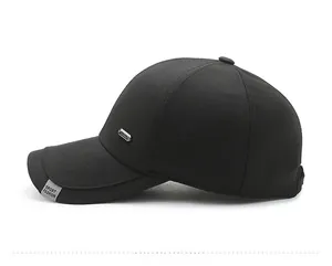 Dettaglio del berretto da baseball nero con trama del tessuto traspirante ed etichetta sport