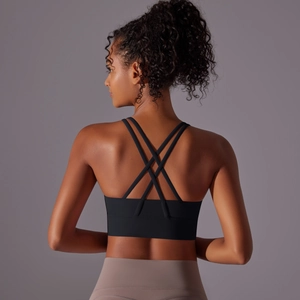 Dettaglio del reggiseno sportivo nero con incrocio sulla schiena e fascia di sostegno