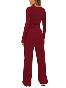 Vista posteriore di un set in maglia bordeaux con top a maniche lunghe e pantaloni larghi