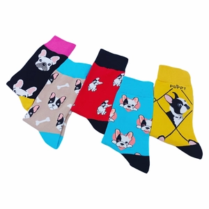 Detailansicht von fünf Paar Baumwollsocken mit Welpenmotiv in Schwarz Grau Rot Blau Gelb