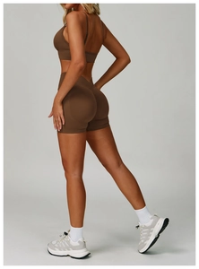 Détail du short de yoga marron sans couture avec taille haute en V et effet galbant