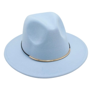 Détail d'un chapeau fedora en laine bleu clair avec ruban décoratif noir et doré