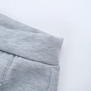 Gros plan détaillé du tissu tricoté gris montrant la texture et les coutures fines