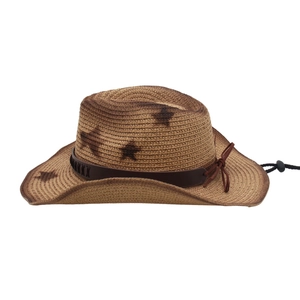 Dettaglio del cappello da cowboy in paglia vintage con stelle e fascia decorativa in cuoio