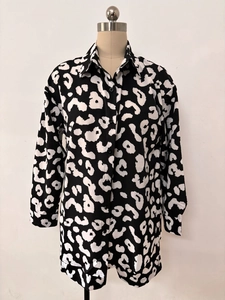 Détail de la texture imprimée zèbre et léopard sur chemise à manches longues avec col