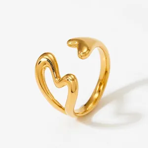Minimalistischer vergoldeter Edelstahl-Herzring mit flüssigem Lava-Design und offenem Band