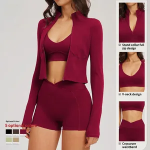 Completo yoga 3 pezzi con giacca zip, reggiseno sportivo e pantaloncini a vita incrociata
