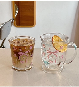 Détails de motifs floraux et de nœuds sur des tasses à café et infusions froides