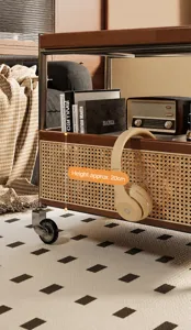 Detail eines Vintage-Servierwagens aus Holz mit Rattanelementen und Metallrahmen