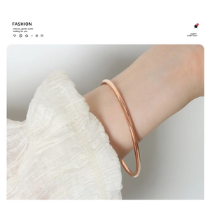 Vista dettagliata di un elegante bracciale minimalista in acciaio al titanio oro rosa