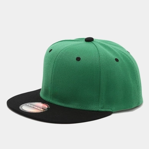 Dettaglio del cappellino snapback verde e nero che mostra la trama del tessuto e le cuciture