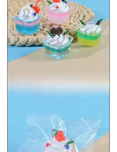 Détails de pendentifs de desserts colorés avec crème et présentation de l'emballage