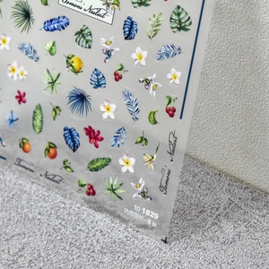 Detalle de pegatinas ultrafinas para uñas con diseño de hojas y flores tropicales