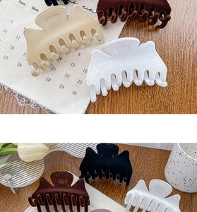 Détail de grandes pinces à cheveux floquées en diverses textures comme velours et mat
