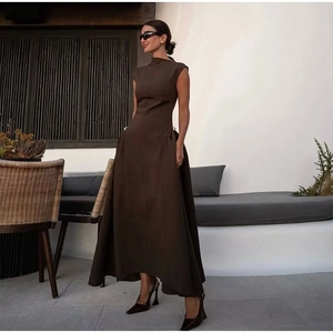 Robe longue marron sans manches élégante avec col montant et taille plissée