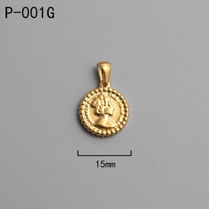 Dettaglio del ciondolo a moneta romana placcato oro 18K, diametro 15mm con rilievo femminile