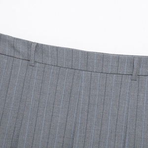 Gonna a pieghe grigia stile accademico con righe verticali blu e passanti in vita