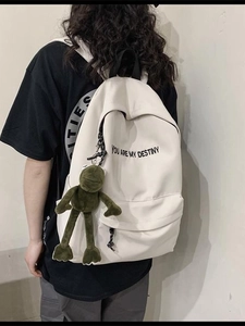 Sac à dos blanc décontracté pour étudiant avec peluche grenouille sur un mannequin