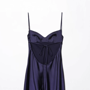 Robe élégante en satin violet foncé avec dos nu et détail de nœud papillon