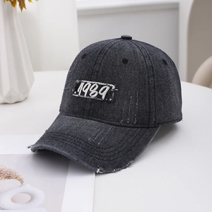 Dunkelgraue Denim Baseballkappe im Distressed-Look mit 1984 Stickerei und Retro-Fransenrand