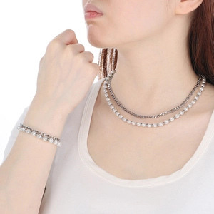 Dettaglio del set collana e bracciale a doppio strato in argento e perle bianche