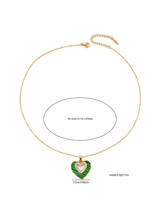 Dettaglio della collana a cuore con malachite verde e zirconi su catena dorata